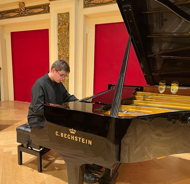 junger Pianist am Flügel