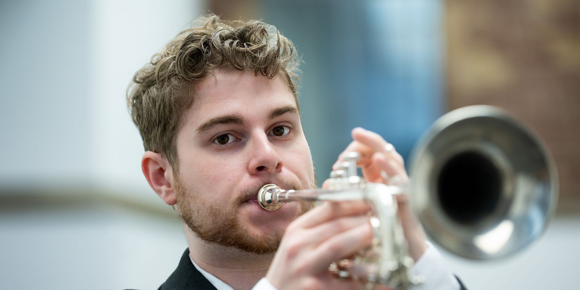 Mann, der Trompete spielt