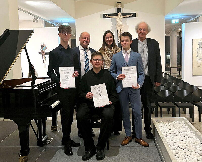 Musiker mit Urkunden