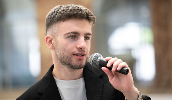 Musiker mit Mikrofon