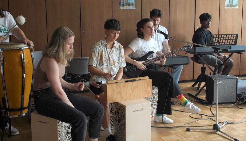 Gruppe von Jugendlichen beim Musizieren