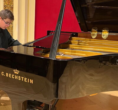 junger Pianist am Flügel