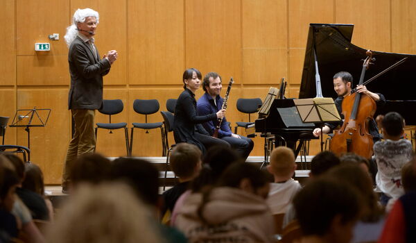 Ensemble auf der Bühne