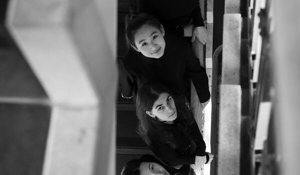 Sechs junge Musikerinnen und Musiker auf einer Treppe