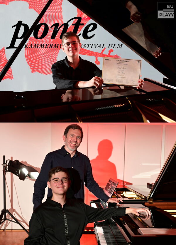 junger Pianist mit Urkunde
