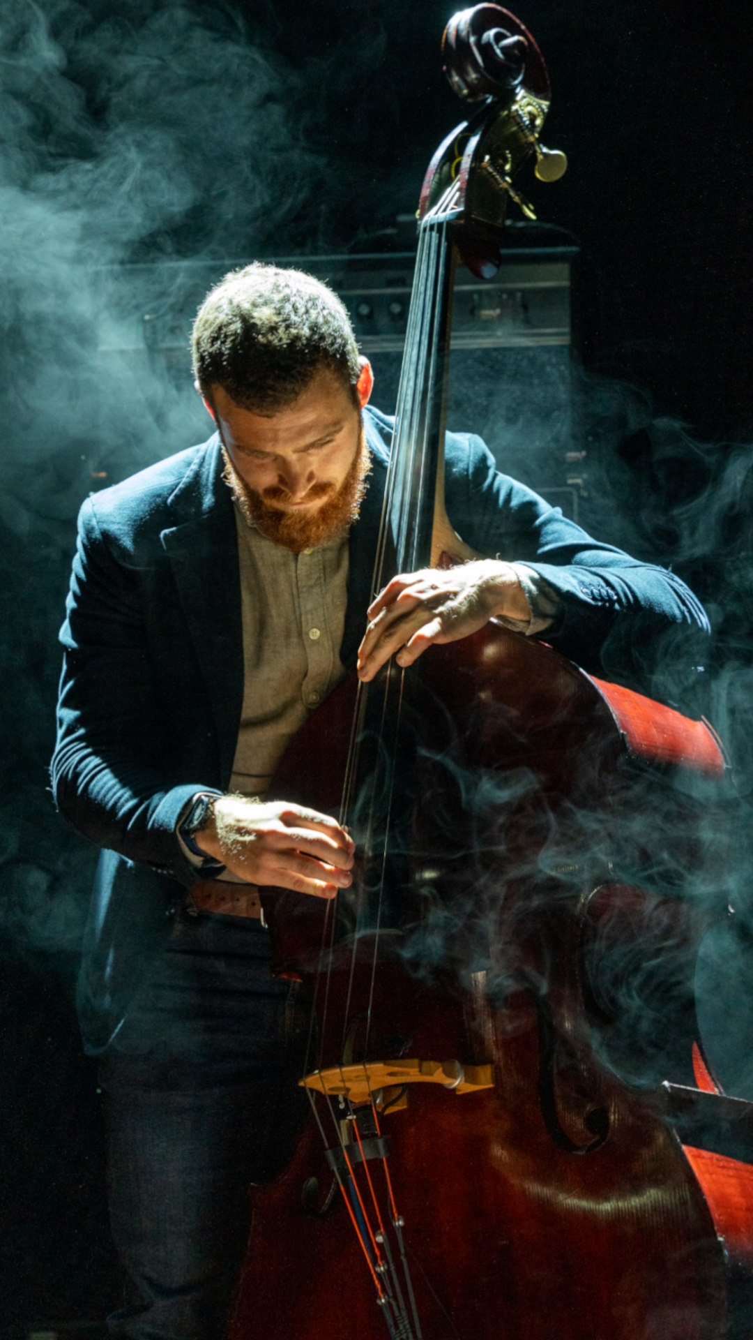 stimmungsvolles Foto eines Mannes mit Kontrabass