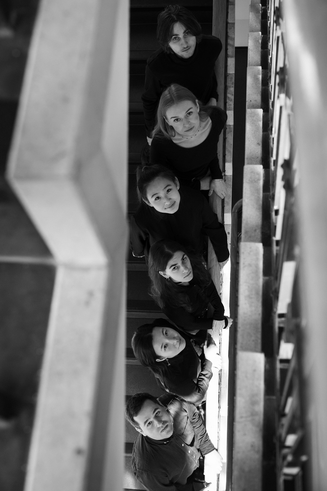 Sechs junge Musikerinnen und Musiker auf einer Treppe