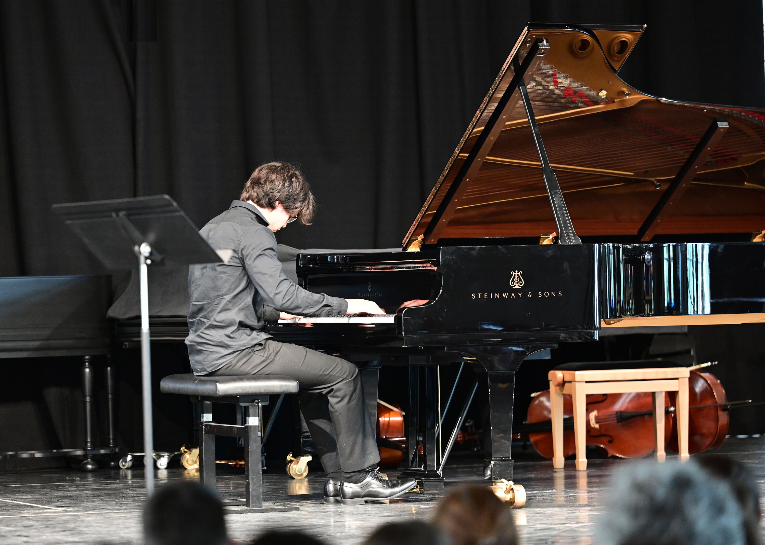 junger Pianist am Flügel