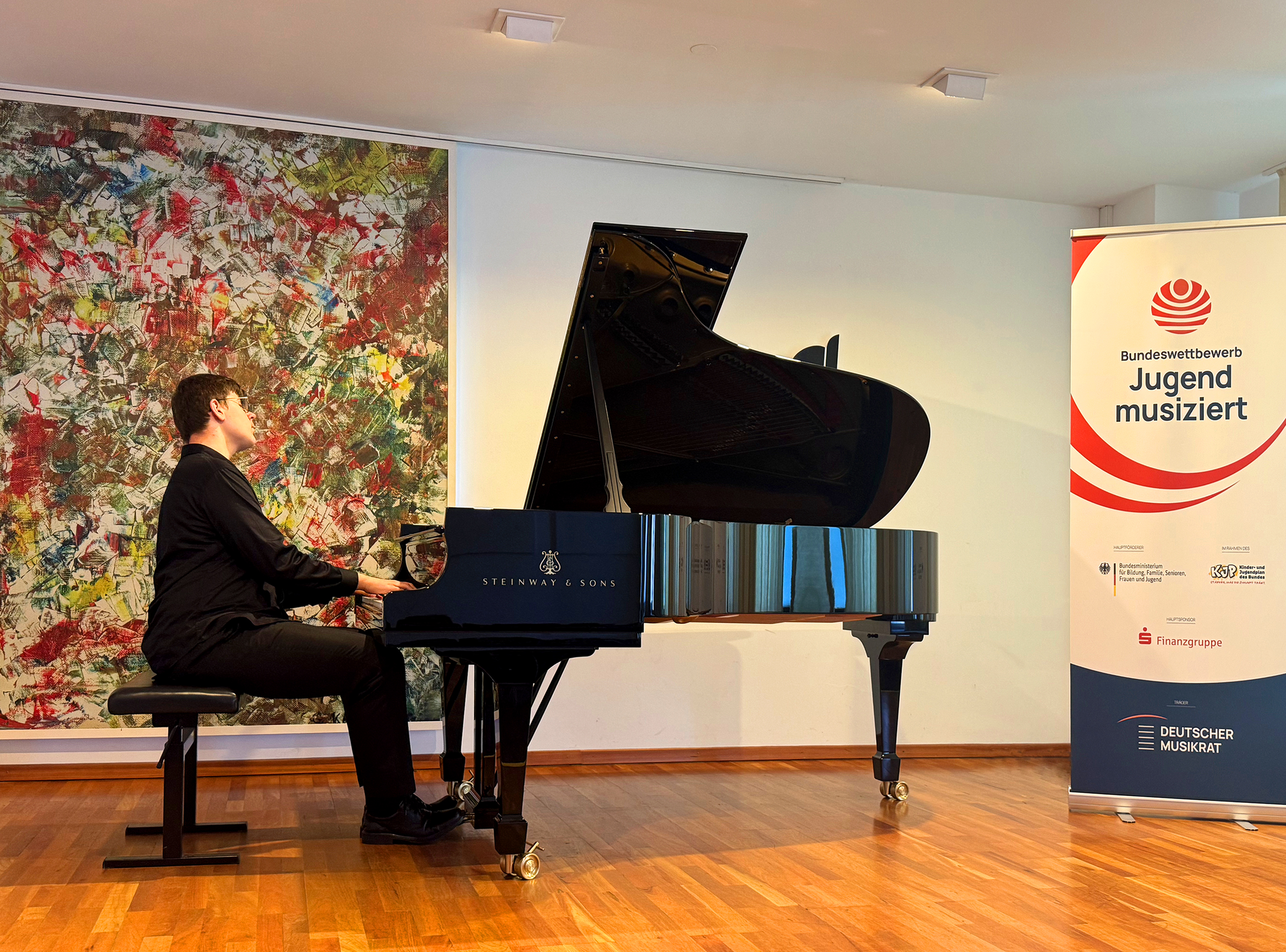 junger Pianist am Flügel