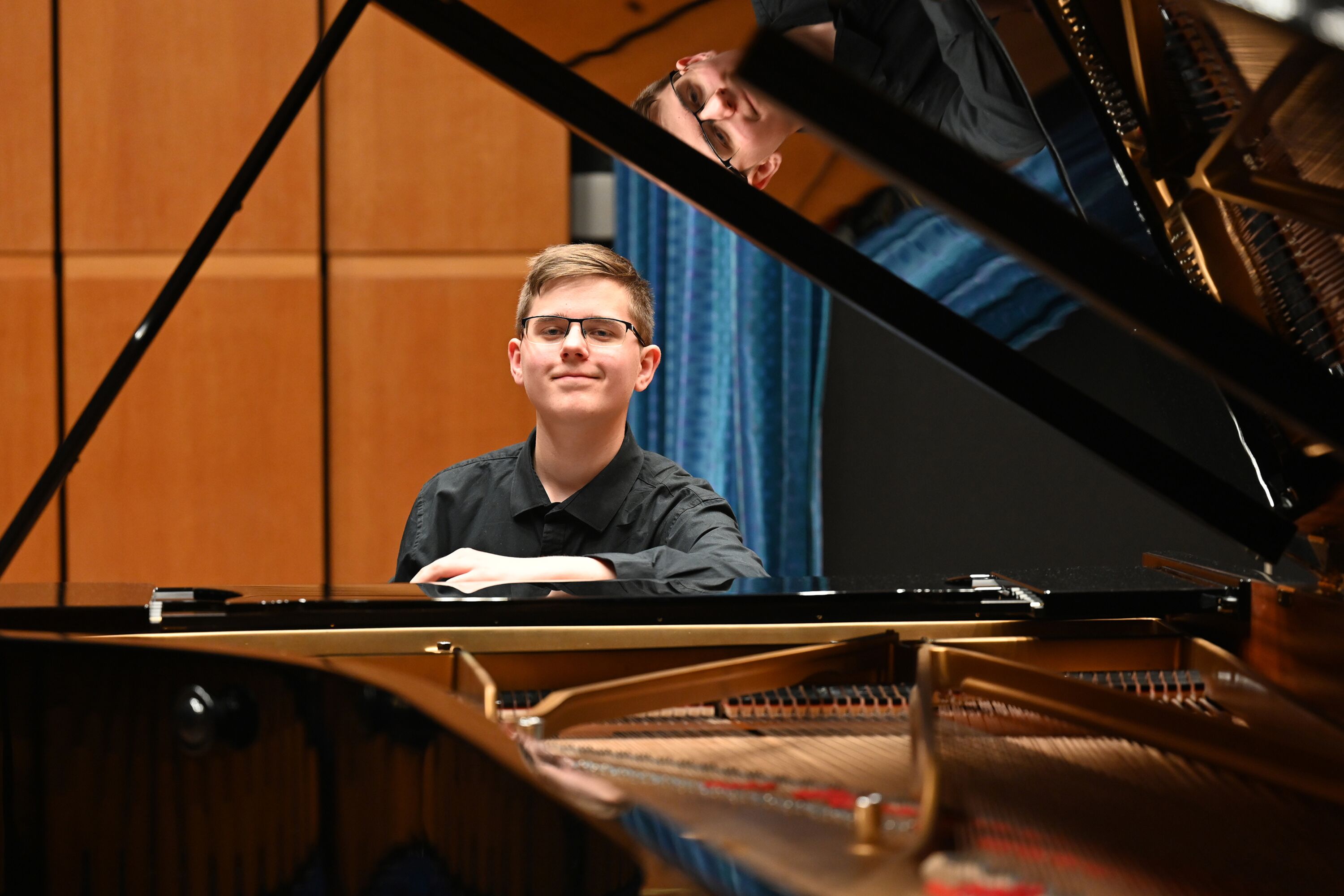 junger Pianist am Flügel