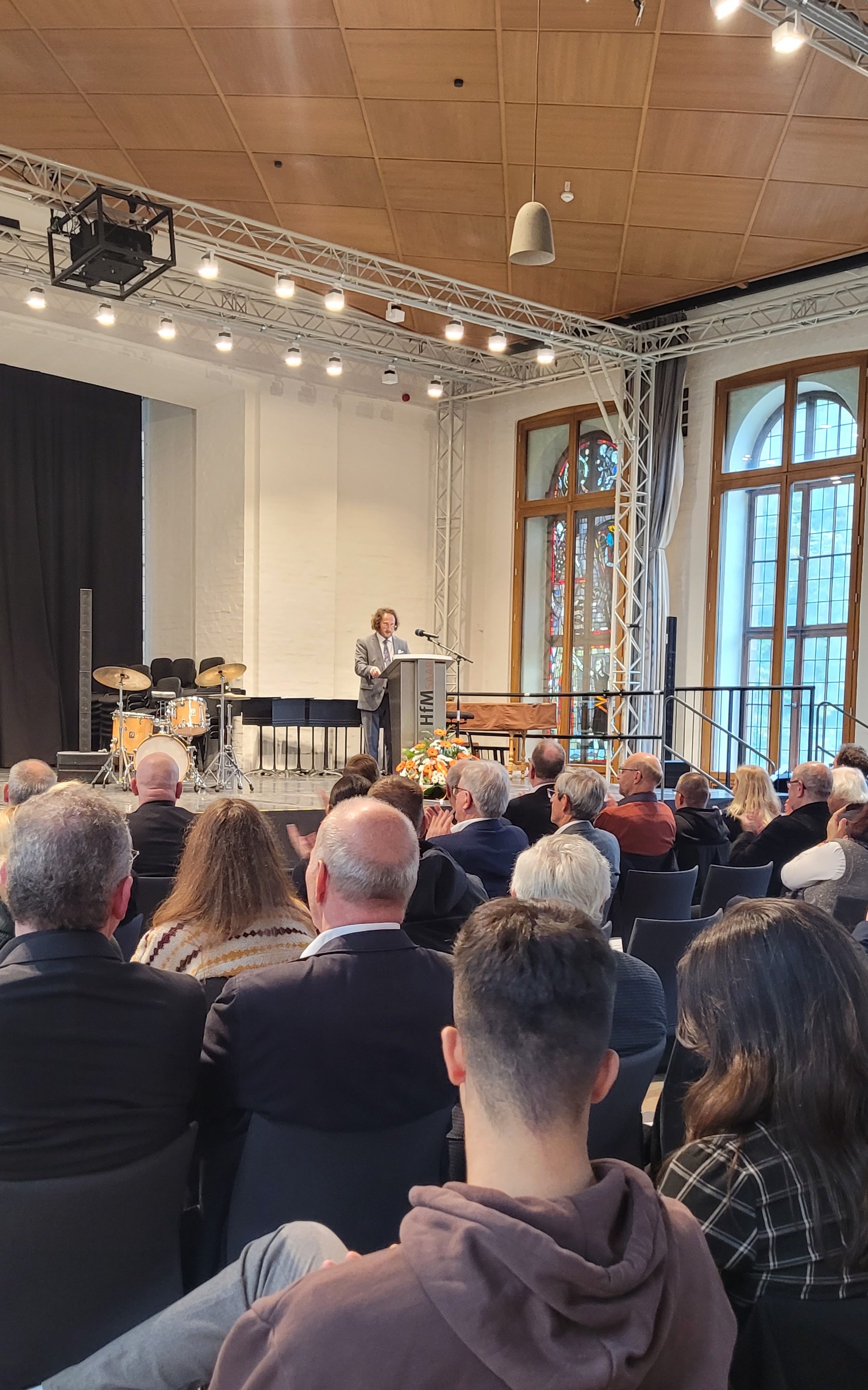 Rektor auf Bühne